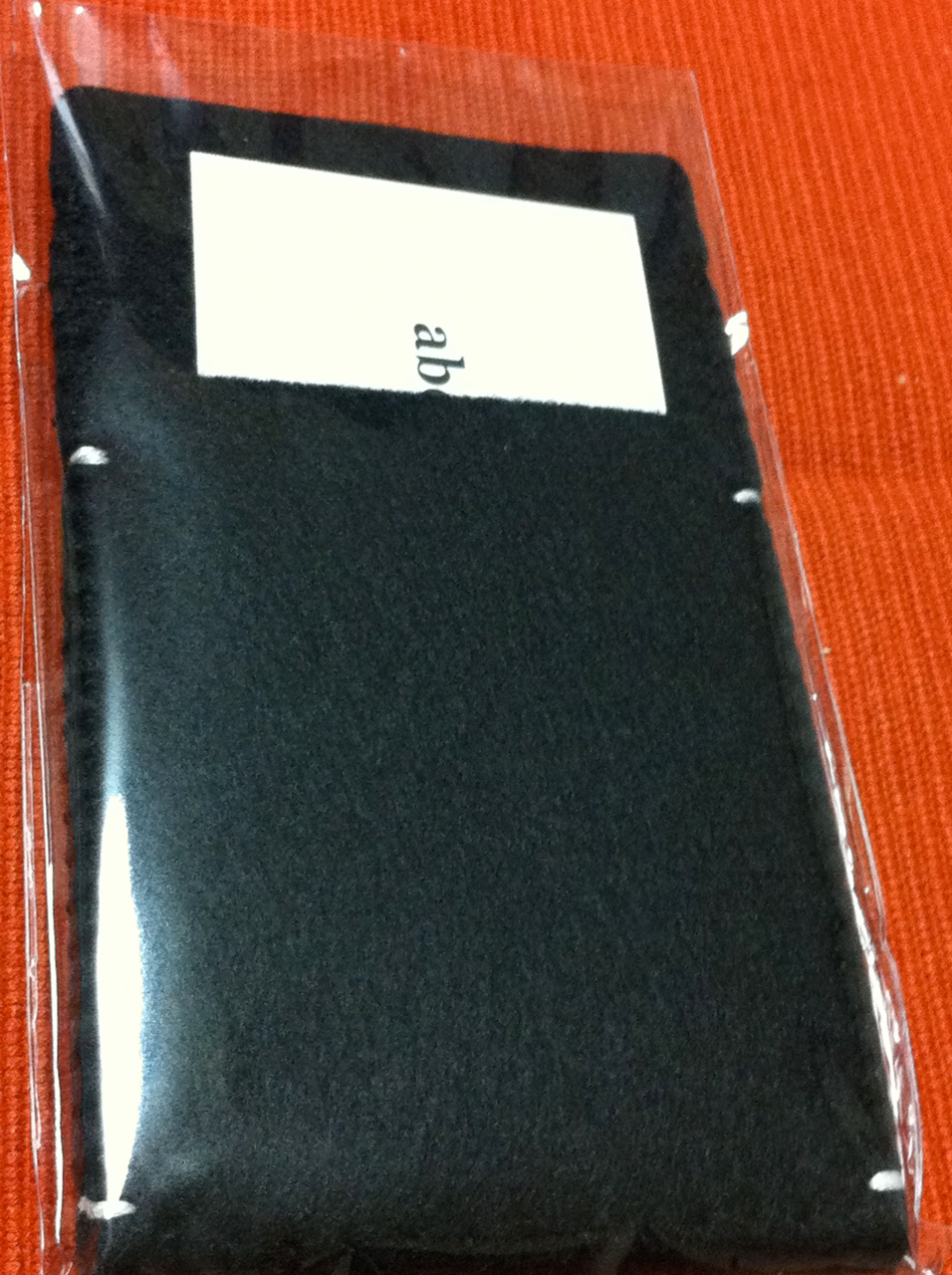 abi’s iPhone 日記の、アビさん作の iPhone 4 + Bumper用のフエルトケース