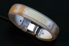 【iPhone】「NIKE+FuelBand」と「UP by Jawbone」の歩数計とカロリー消費量を比較してみました