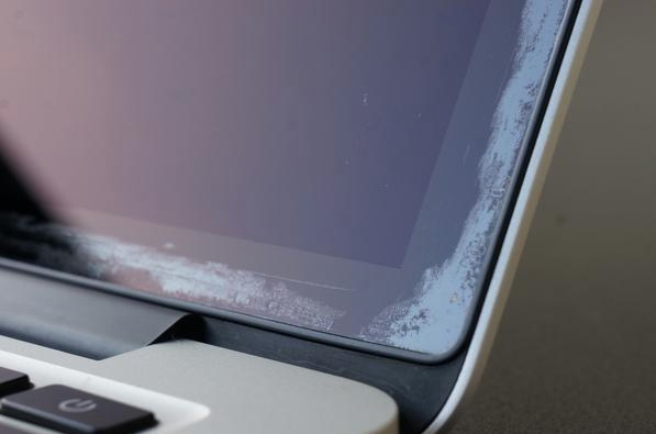 Apple、MacBook Proの反射防止コーティングリペアプログラムを拡張