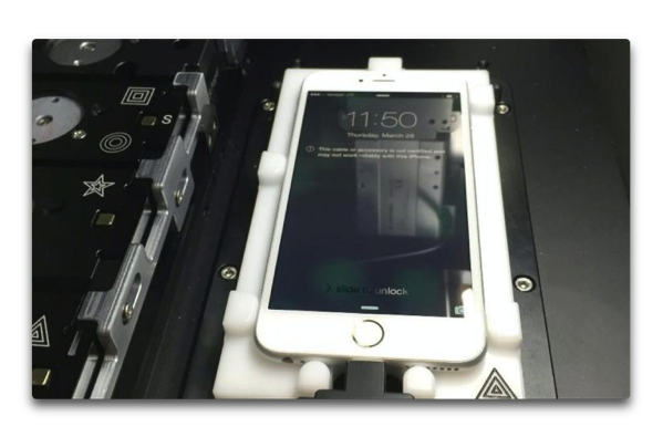 AppleがiPhoneのスクリーン交換に使用する「iPhone Calibration Machine」