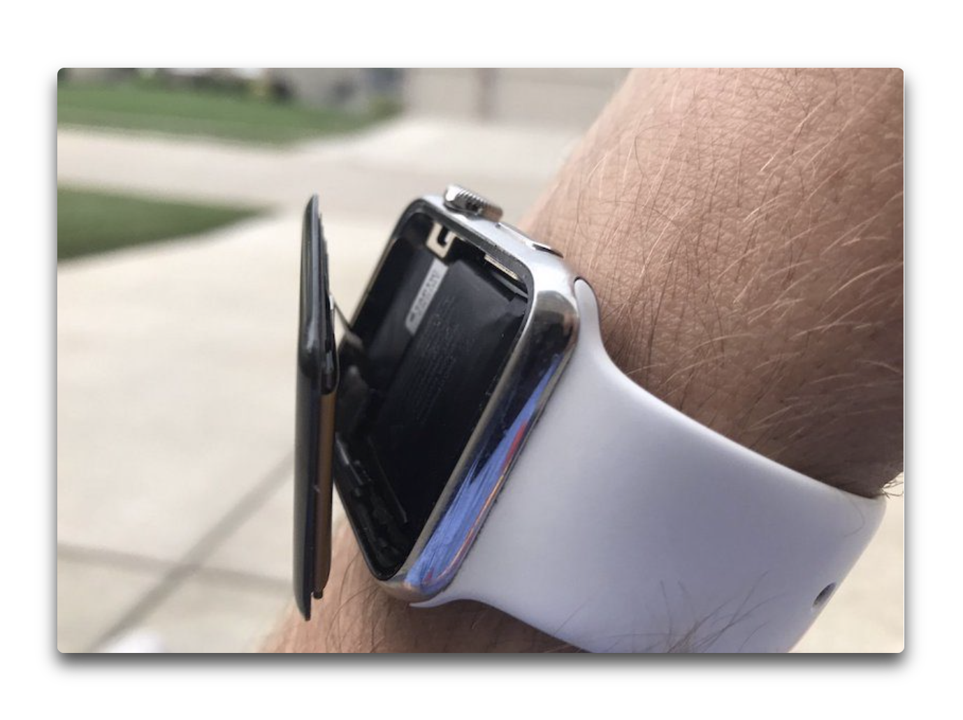 Apple、Apple Watchesの電池の膨れで訴訟に直面しています