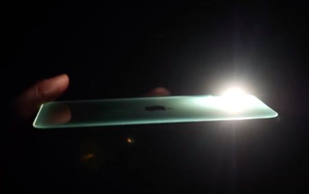 iPhone 11、背面のガラスの影響でiPhone本体が光る？