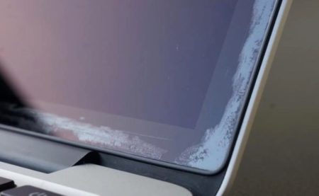Apple、MacBook Airの反射防止コーティングに「問題がある」と認める