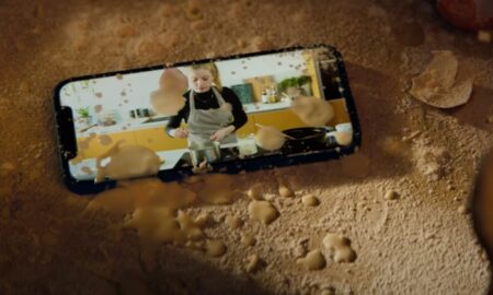 Apple、iPhone 12の耐久性にフォーカスした新しいCF「iPhone 12—Cook」を公開