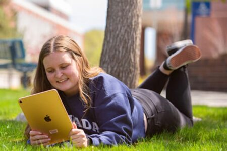 Apple、ネバダ大学リノ校と提携して新入生全員にiPad Airを無償提供