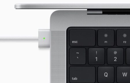 14インチMacBook ProはThunderboltで高速充電できるが、16インチモデルではMagSafeに限定される