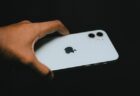 iPhone 14、新色は照明によってトーンが変化するパープルで、フラッシュはアップグレードされたものが登場か
