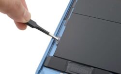 iPad Air 5はタブを引くことで簡単にバッテリー交換ができる