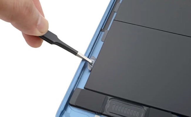 iPad Air 5はタブを引くことで簡単にバッテリー交換ができる