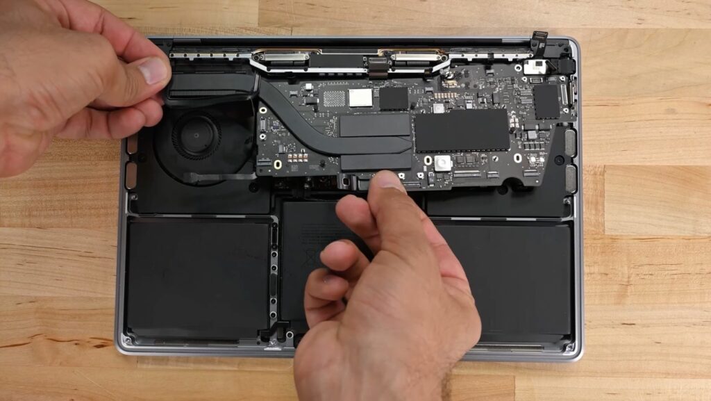 iFixit、M2を搭載した13インチMacBook Proを分解しM1 とほぼ同じと判断