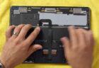 M2 MacBook Airの分解で加速度センサーとバッテリー用プルタブが発見される