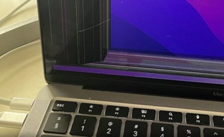M1 MacBook Airで多くのユーザーがディスプレイが突然割れたり、ヒビが入ったと報告