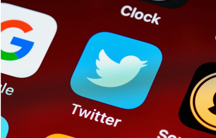 Twitterは、iPhone上のTwitter Blueに対して月額11ドル、Web版では7ドルを請求