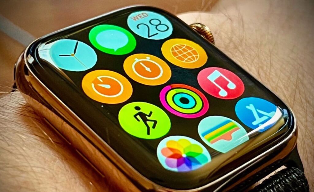 Apple Watchユーザーは注目！watchOS 10アップデートでホームスクリーンが変更、iOSのフォルダも導入予定！
