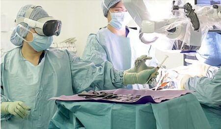 英国の脊椎固定手術でHoloLens 2をApple Vision Proに交換