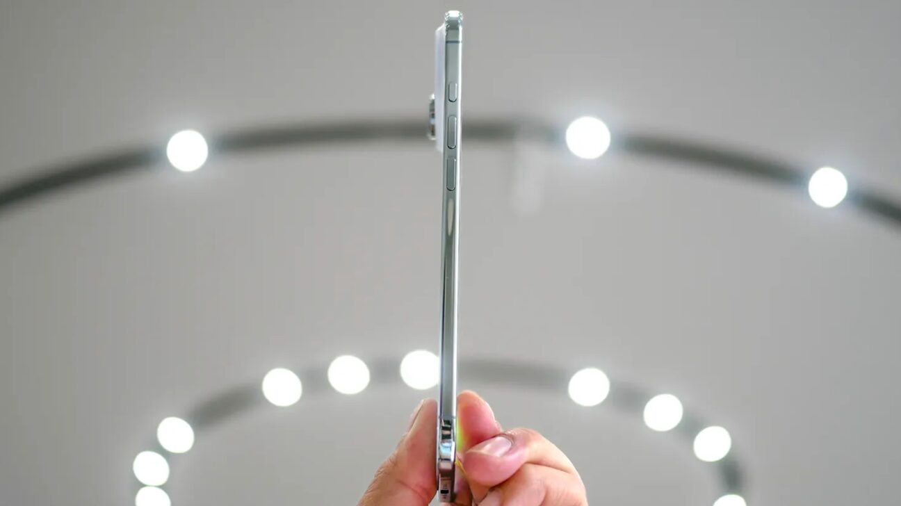 iPhone Air 驚異的な薄さが変えるスマートフォンの未来